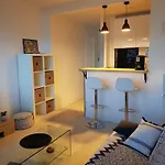 Petit à 100 M De La