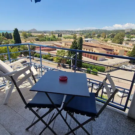 Petit A 100 M De La *