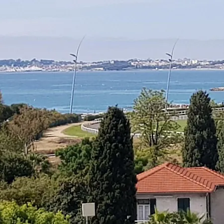 アパート Petit A 100 M De La