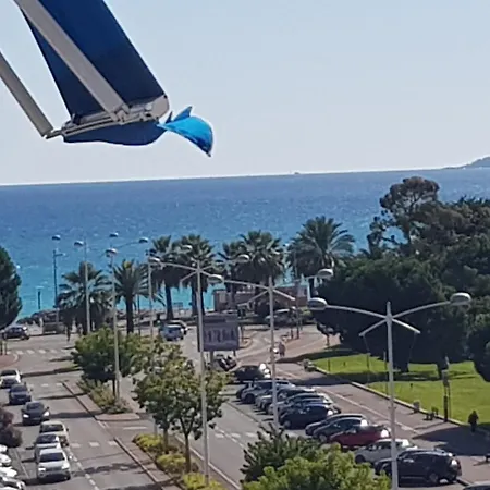 Petit A 100 M De La Lägenhet *